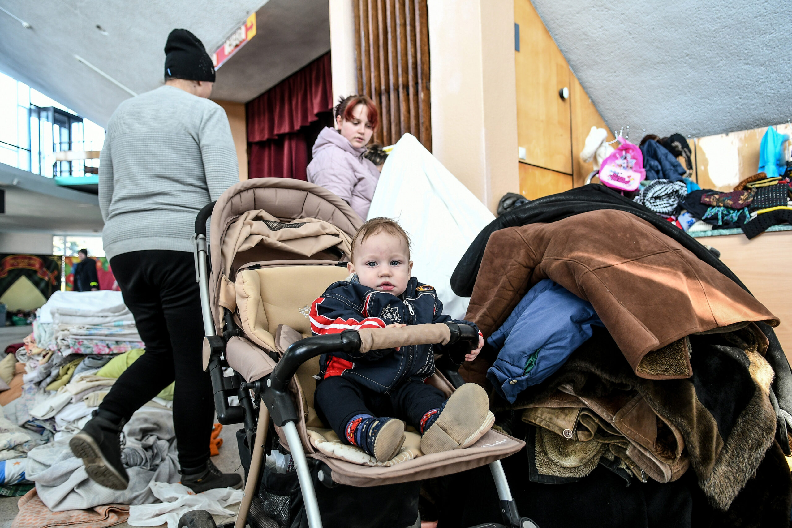 Algunos bebés se protegen en búnkeres en Ucrania, pero otros no tienen opción