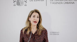 Un grupo de transportistas recibe a la ministra Raquel Sánchez con abucheos durante un acto