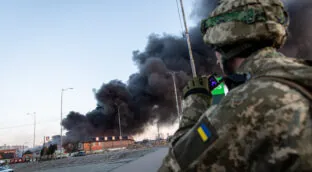Las bombas alcanzan el aeropuerto de Lviv, a 70 kilómetros de Polonia