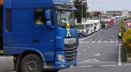 Se intensifican las negociaciones con transportistas bajo las críticas de la oposición