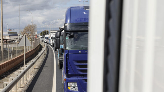 Varias grandes patronales se suman al paro de los pequeños transportistas