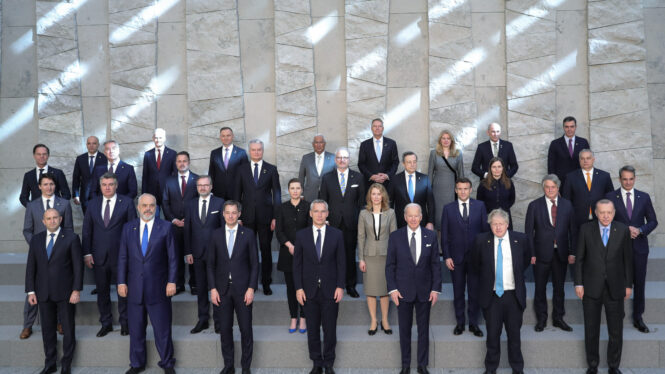 Los líderes de la OTAN pactan equipar a Ucrania contra ataques químicos