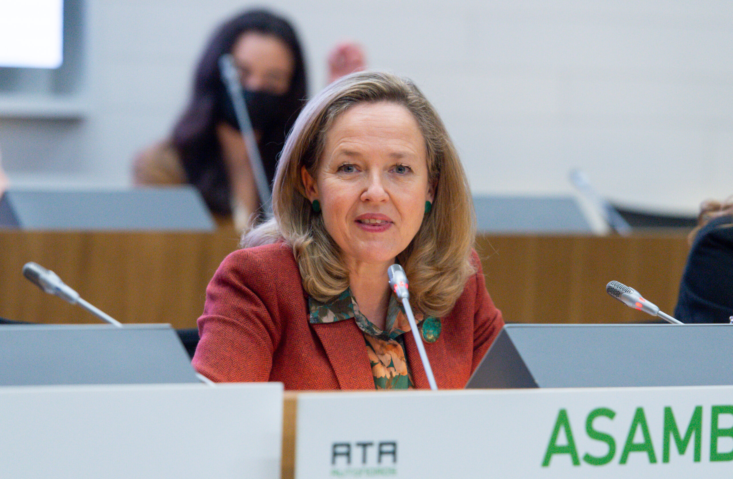 Calviño reprocha a Podemos que quiera topar el precio del gas a 30 euros