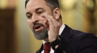 Abascal tilda a Sánchez de «autócrata»