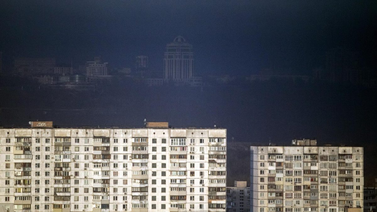 Un ataque ruso contra un edificio de viviendas en Kiev deja un muerto