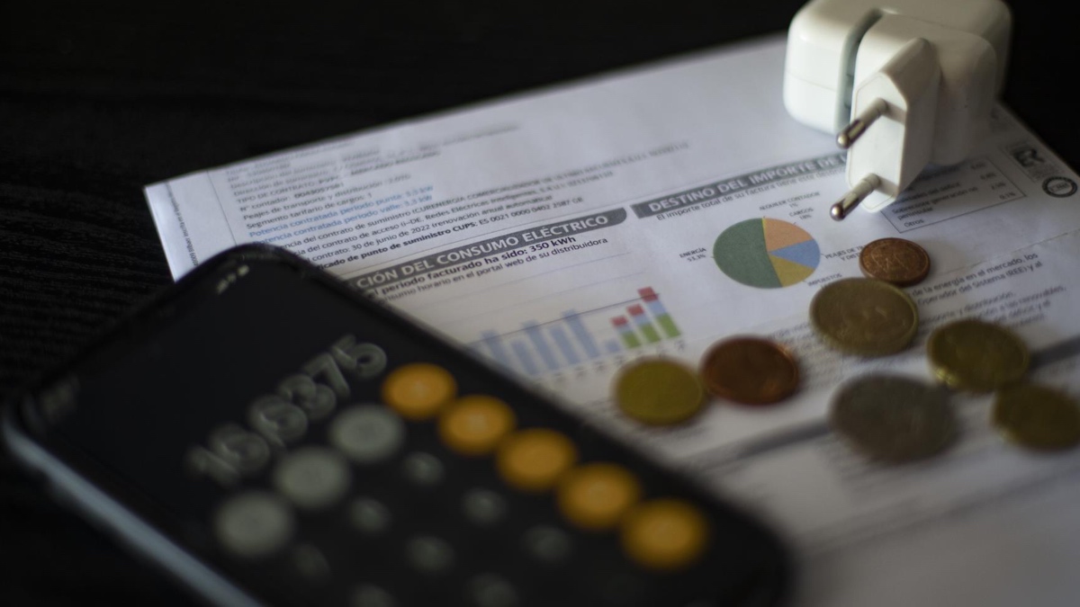 PwC secunda la idea de las eléctricas: fin de la tarifa regulada y sustitución por una social
