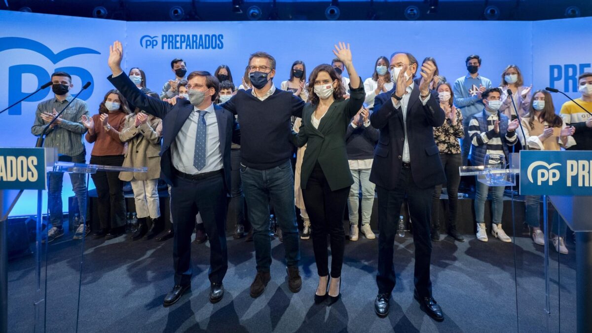 Ayuso y Feijóo exhiben sintonía en un acto en Madrid con elogios mutuos