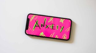 La otra cara de la guerra: el aumento insostenible del 'doomscrolling' y la ansiedad