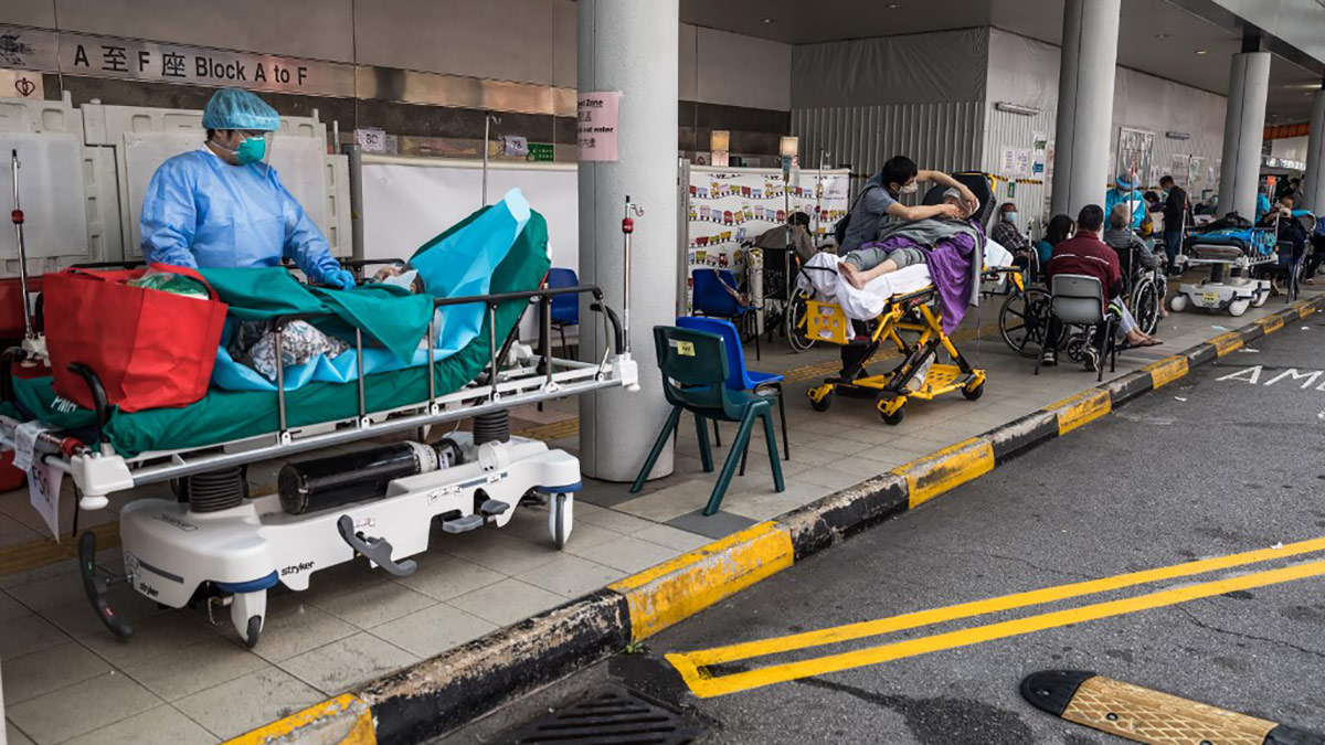Hong Kong aborda la ola de covid más letal