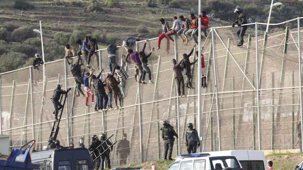 (VÍDEO) Dos mil inmigrantes subsaharianos intentan entrar en Melilla en el salto más numeroso en años