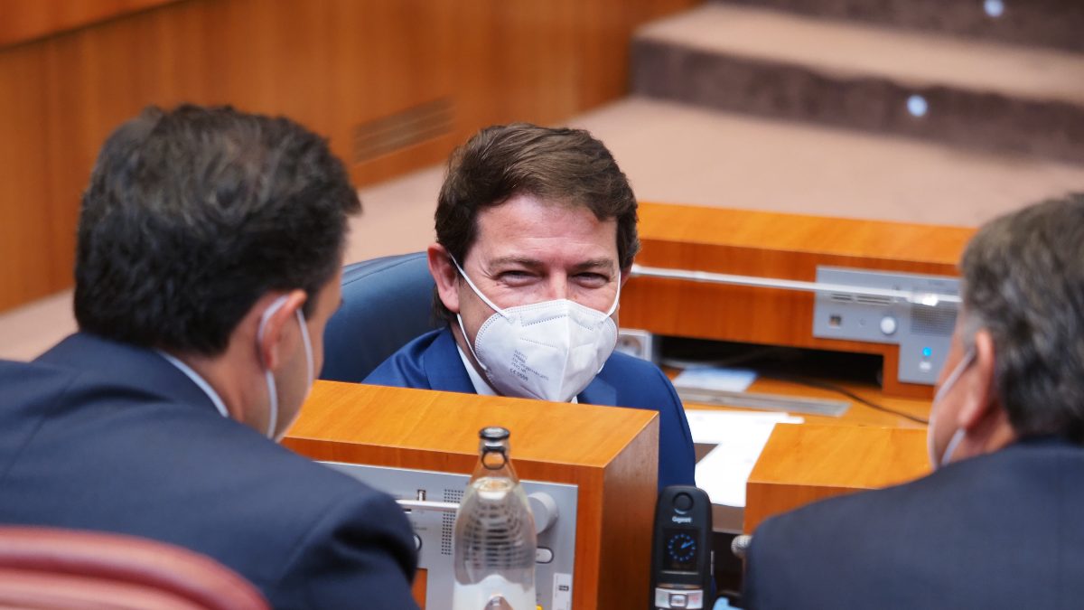 Mañueco y Gallardo, satisfechos con el acuerdo mientras la oposición habla de «vergüenza»