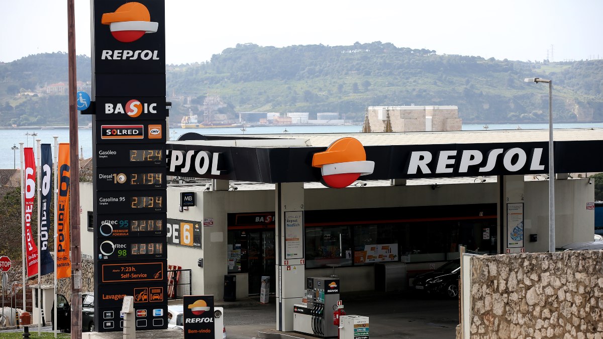Los precios de la gasolina y el gasóleo baten sus récords históricos tras subir un 9,8% y un 14%