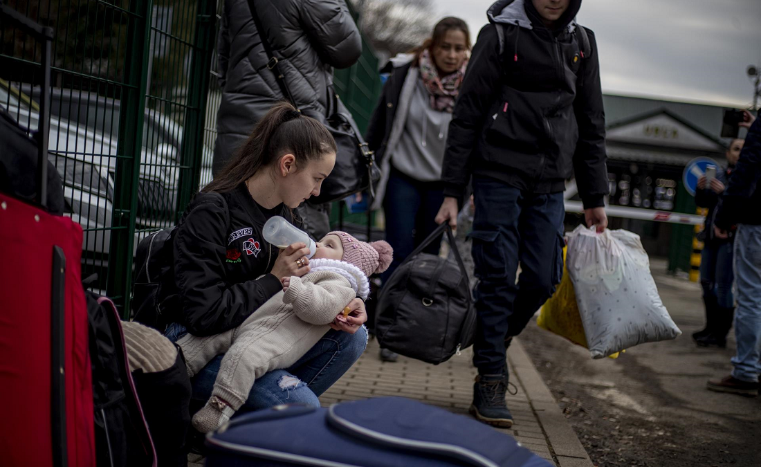 Más de medio millón de ucranianos ya han escapado de la guerra: Polonia y Hungría lideran la acogida