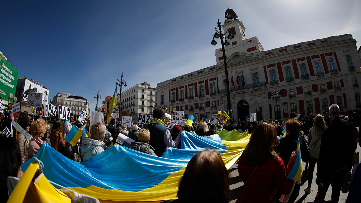 Los españoles dicen «sí» al envío de armas a Ucrania: el 64% está a favor