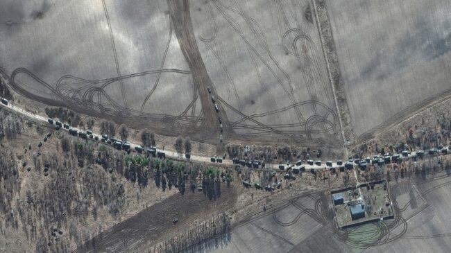 Un convoy ruso de 60 kilómetros de largo se dirige a Kiev mientras continúan los bombardeos en Járkov