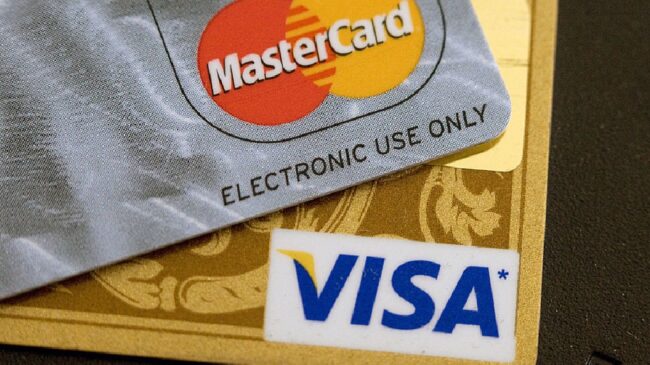 Visa y Mastercard suspenden sus operaciones en Rusia