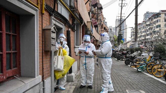 Shanghái comienza un confinamiento para atajar su peor rebrote de covid: hará test a millones de personas
