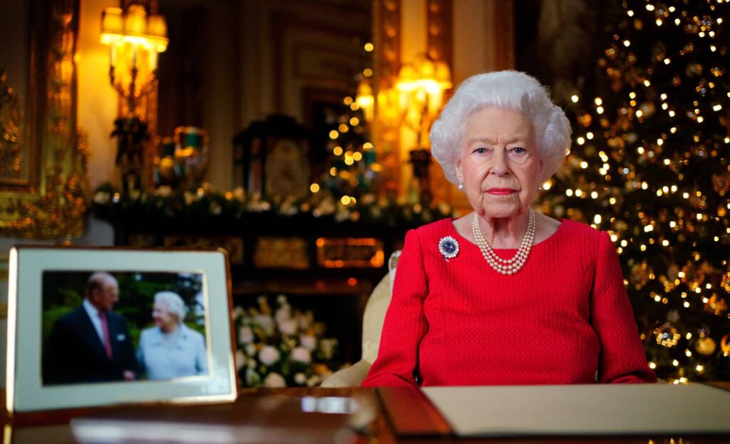 La reina ha cumplido 70 años en el trono, ha contraído coronavirus y ha despojado de privilegios al príncipe Andrés y a los duques de Sussex. Gtres