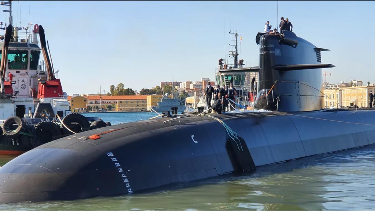 Robles asegura que los submarinos S-80 ponen a la Armada «entre las primeras del mundo»