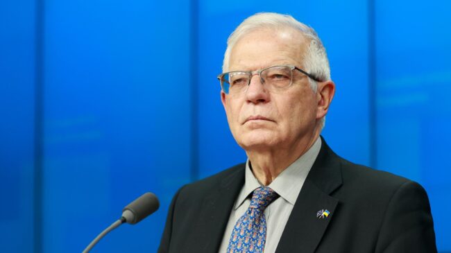 Borrell anuncia en Kiev 500 millones más para armar a Ucrania y el regreso de los diplomáticos