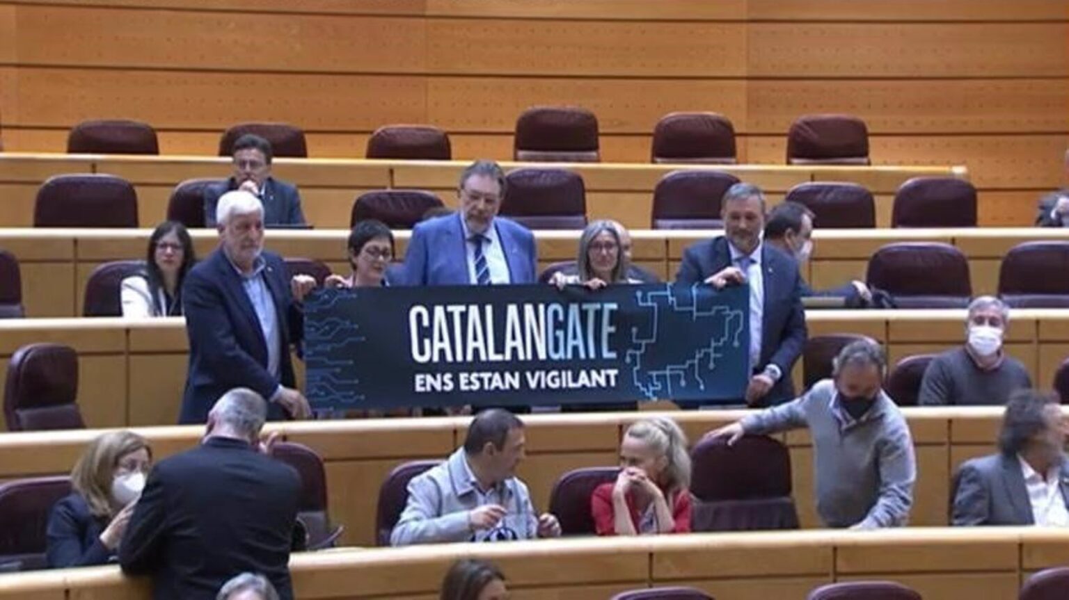 Junts recibe a Sánchez con un cartel en el que se lee «’Catalangate’, nos están vigilando»