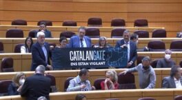 Junts recibe a Sánchez con un cartel en el que se lee «'Catalangate', nos están vigilando»