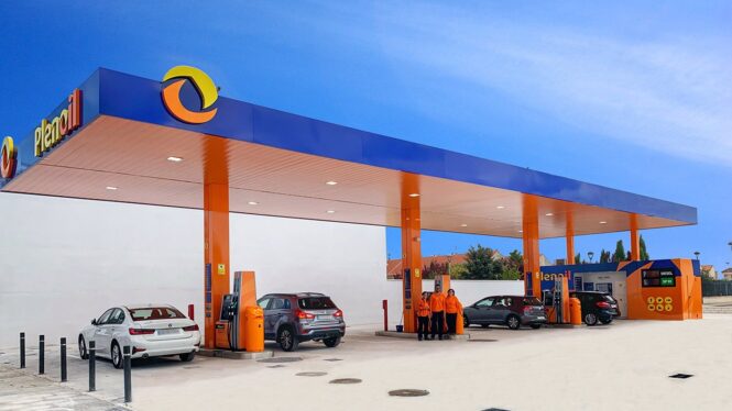 Las gasolineras 'low-cost' plantean denunciar al Gobierno por el descuento de los carburantes