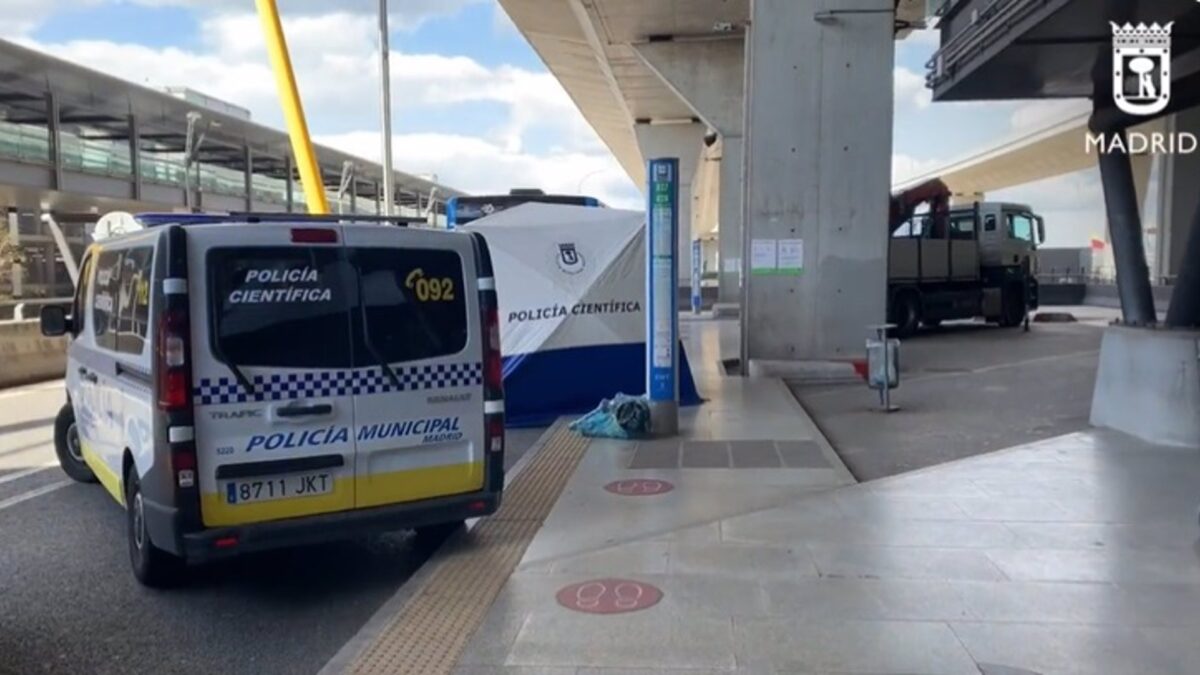 Muere un niño de tres años atropellado por un autobús de la EMT en la T4 de Barajas