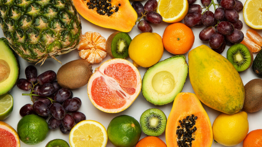 Buena parte de los micronutrientes de algunas frutas están en sus pieles y cortezas. ©Unsplash.