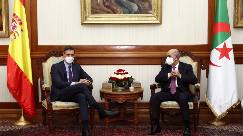 El presidente del Gobierno, Pedro Sánchez, con el primer ministro de la República Argelina Democrática y Popular, en 2020.