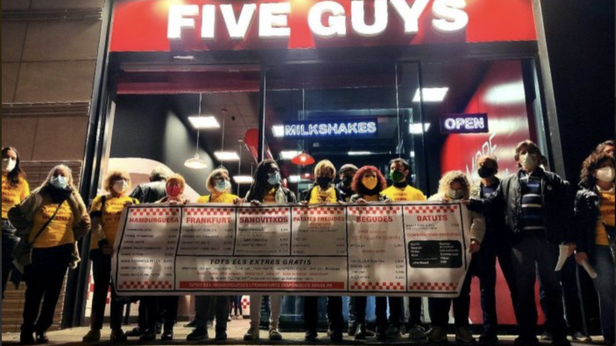 El Govern investiga a Five Guys y Surf House por no tener la carta de sus locales en catalán