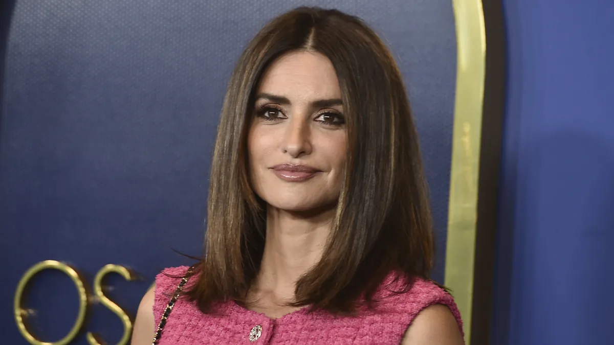 La actriz Penélope Cruz con unas cejas de aspecto natural (fuente: Gtres)