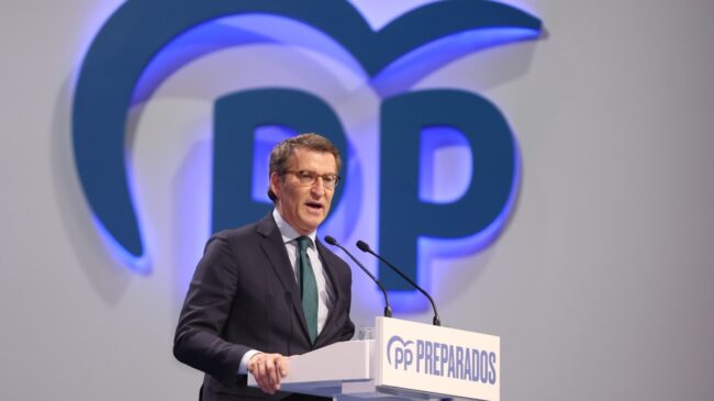 Feijóo aúpa al PP a los 122 escaños y vuelve a superar al PSOE en las encuestas