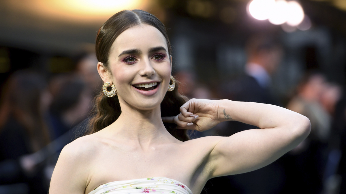 La actriz Lilly Collins luciendo unas cejas pobladas (fuente: EFE)