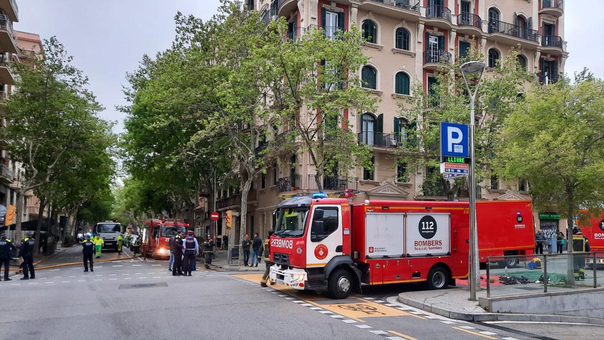 Cuatro heridos y ocho fincas afectadas por un incendio en Barcelona