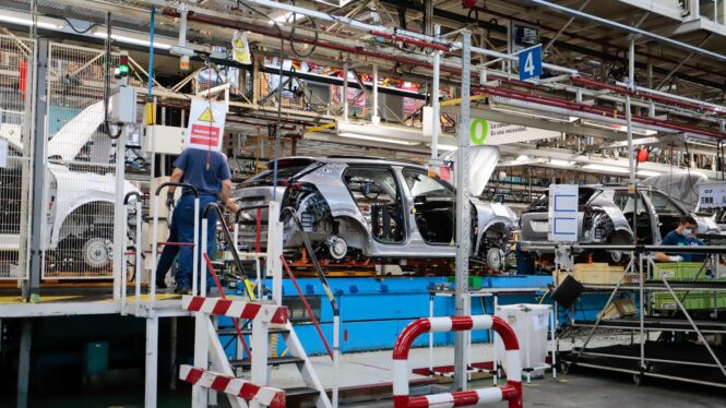 La producción industrial moderó su subida en febrero al 3,9% y encadena cuatro meses de alzas