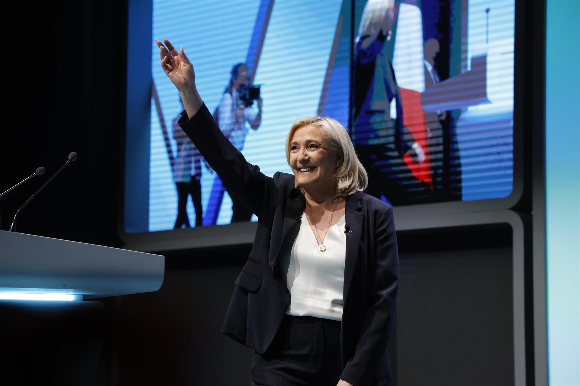 Le Pen promete «poner en orden Francia en cinco años» y recibe el respaldo de Zemmour