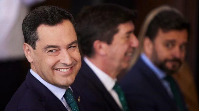 Moreno abraza la mayoría en Andalucía y podría zafarse del apoyo de Vox, según una encuesta