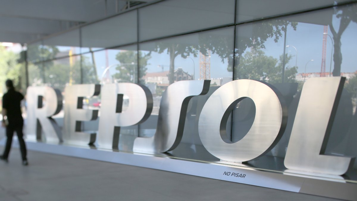 Repsol y Orsted se alían para desarrollar proyectos de eólica marina flotante en España