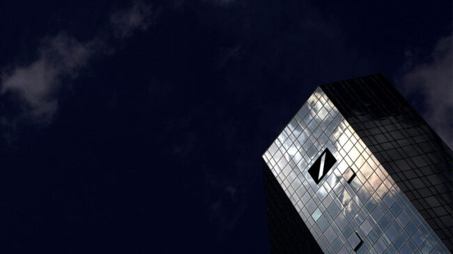 Deutsche Bank gana más de 1.000 millones hasta marzo y encadena siete trimestres rentables