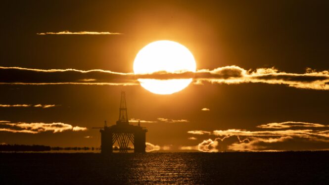 El barril de petróleo Brent pugna por mantener los cien dólares