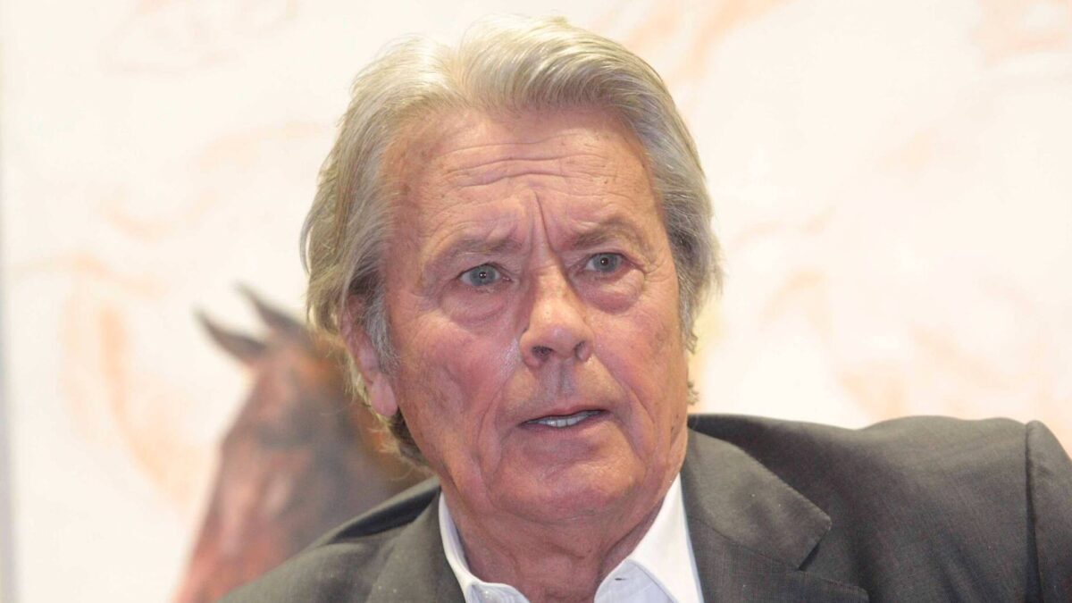 El hijo pequeño de Alain Delon desmiente que su padre haya pedido la eutanasia