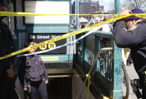 La Policía de Nueva York busca «con todos los recursos» a un sospechoso del ataque en el metro