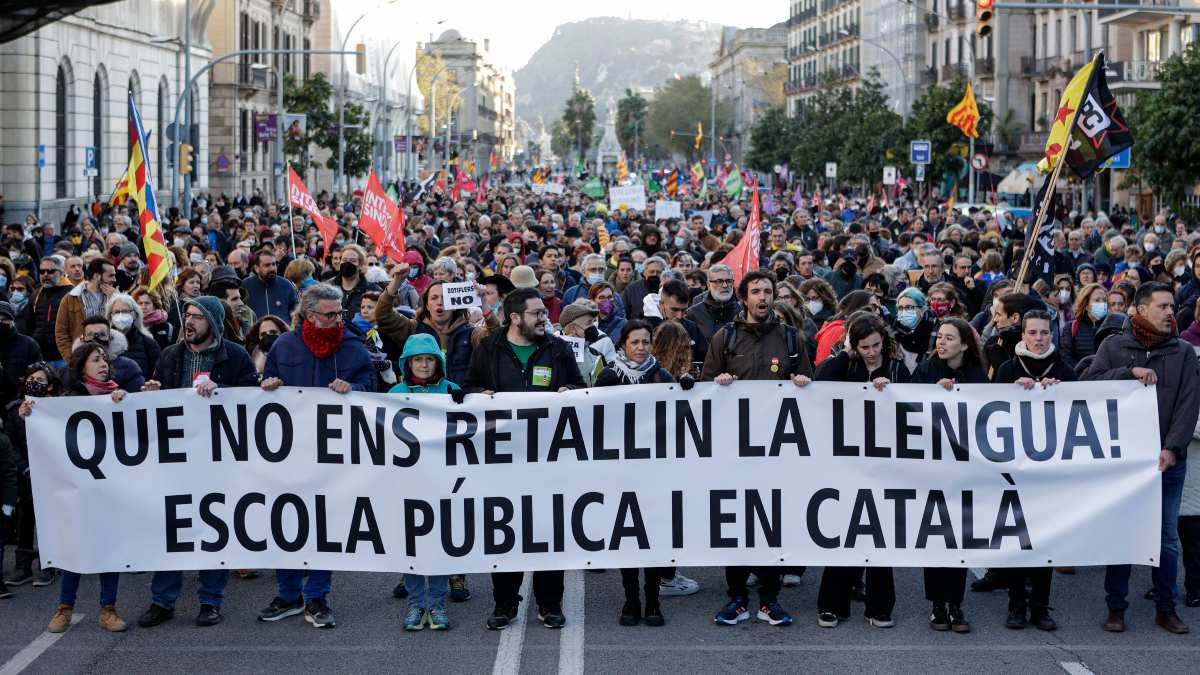 Miles de personas se manifiestan en Barcelona en defensa del catalán en la escuela
