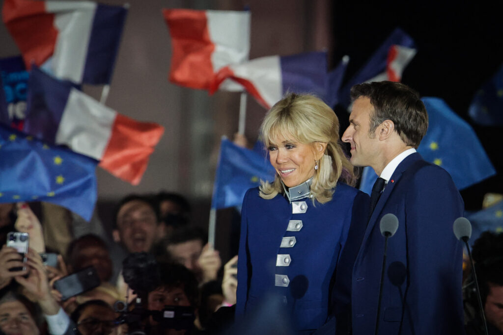 Emmanuel Macron y su esposa Brigitte tras ganar las elecciones de Francia de 2022