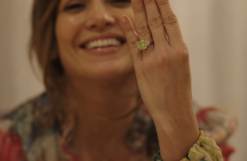 Jennifer Lopez, feliz y emocionada, mostrando su anillo de compromiso. Web Jennifer Lopez