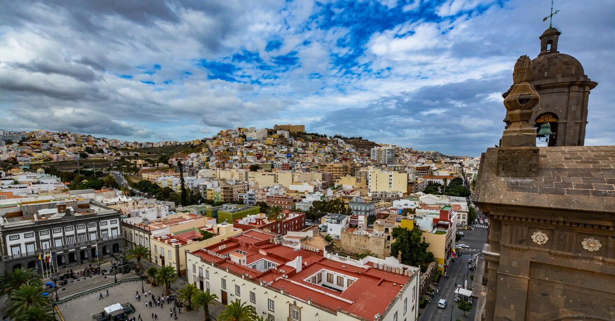 La capital de Gran Canaria es una base muy popular para los viajeros que buscan explorar las islas volcánicas