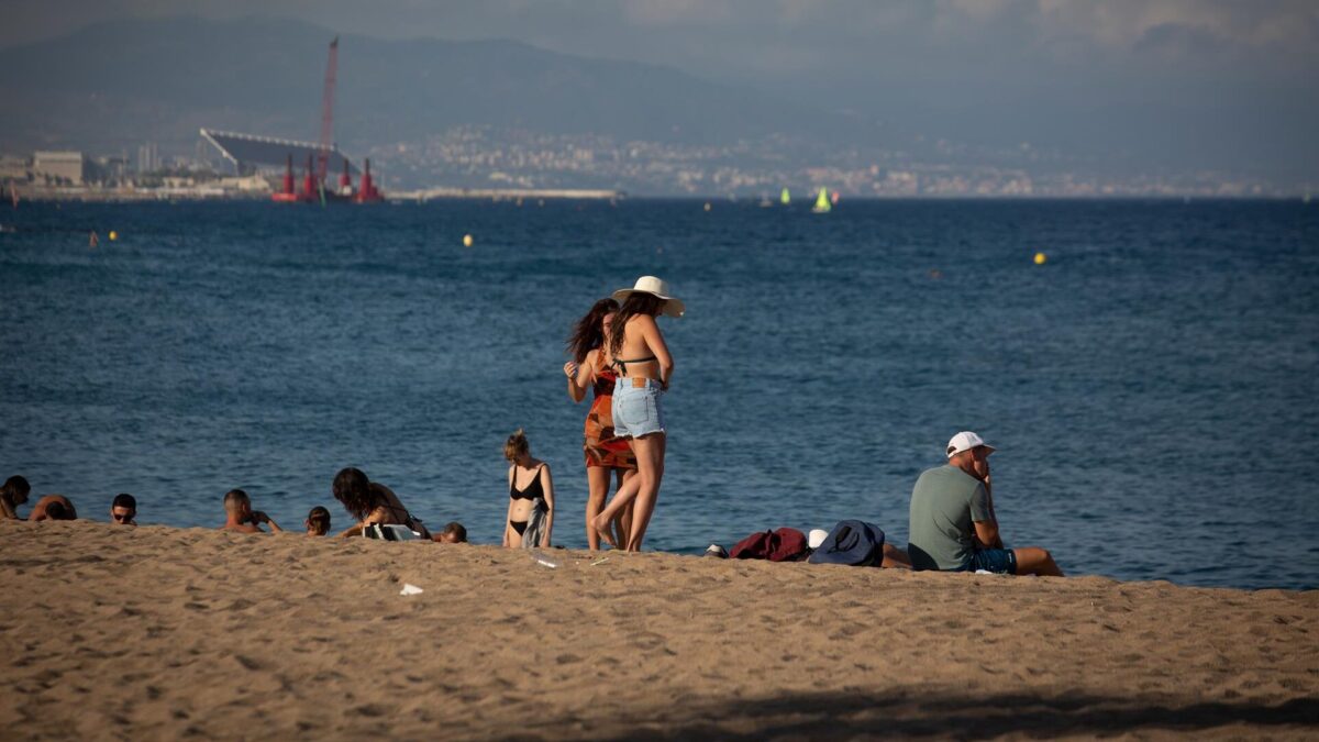 Barcelona prohibirá fumar en todas sus playas