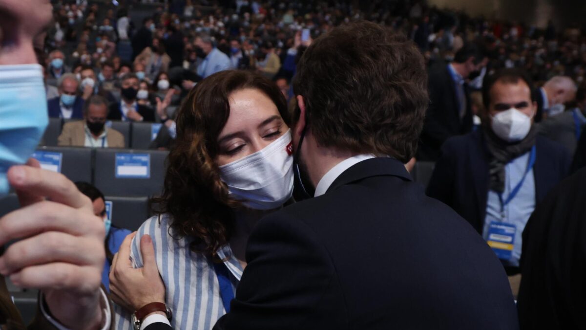 Casado y Ayuso se saludan en el Congreso del PP con dos besos