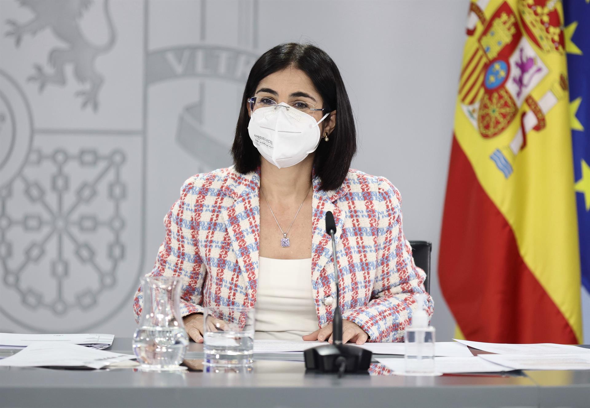 Darias defiende las compras de Sanidad y carga contra los «whatsapps y yates» de Madrid